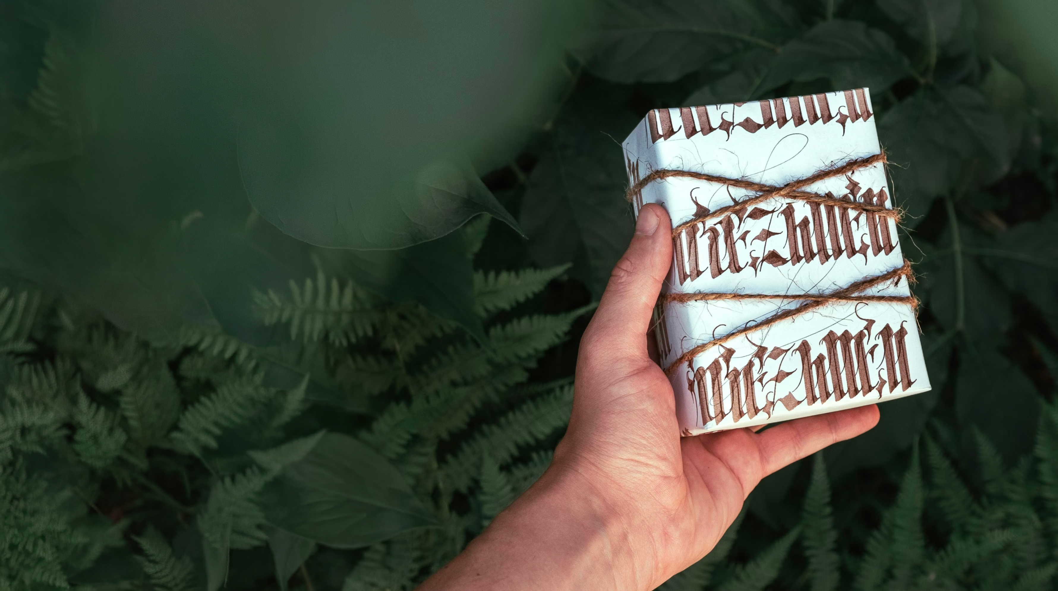 Cromojet Ascoli Piceno - Packaging regalo artigianale con carta stampata calligrafia e spago naturale - Stampa digitale ecosostenibile